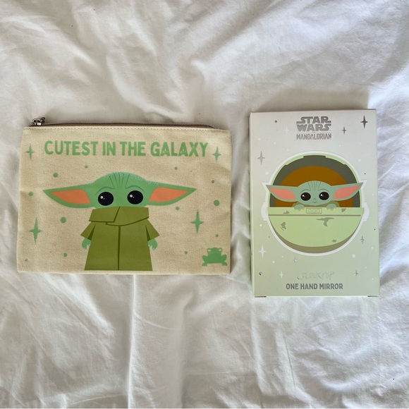 BABY YODA MIRROR AND MAKE UP BAG BY COLOURPOP - Picture 4 of 5